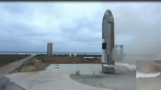 SpaceX logra el aterrizaje del cohete que llevará humanos a la luna