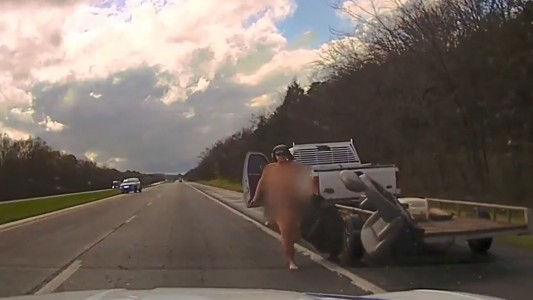 Mujer roba un camión, la persigue la policía e intenta huir desnuda