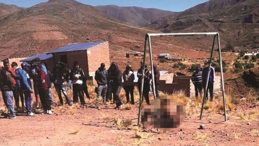 Una turba de 200 personas quemó vivo a un hombre acusado de robar un auto