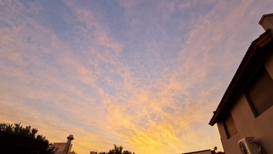 FOTOS Y VIDEO: Para que veas el “amanecer rosado” aunque no salgas de la cama