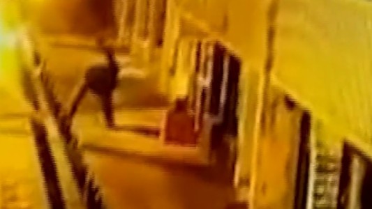 Video: antes de entrar a robar, hizo ejercicios para calentar los músculos