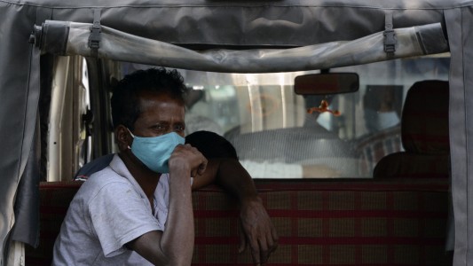 La OMS señala que la variante del coronavirus detectada en la India tiene características que podrían hacer a las vacunas menos efectivas