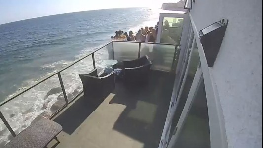 El momento en que se desploma un balcón terraza durante una fiesta
