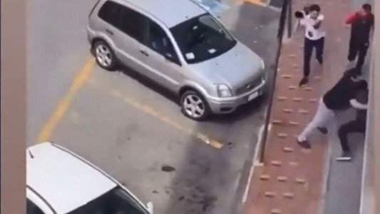 Violento ataque racista a un joven con palos y patadas