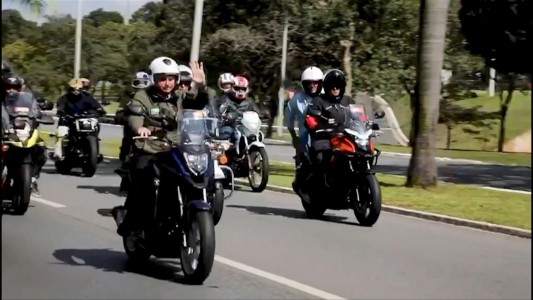 Bolsonaro encabeza una masiva carava de motos en plena segunda ola de covid