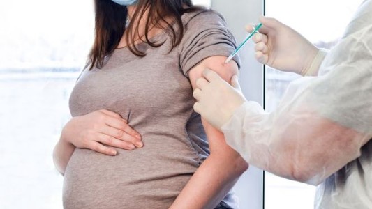 Brasil suspendió la vacunación de embarazadas con AstraZeneca