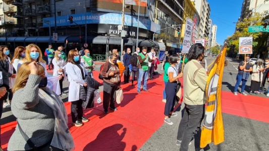 Marcha el personal de la salud, en protesta por las condiciones en la que trabajan en plena segunda ola COVID