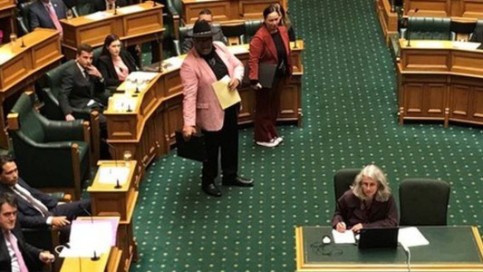 Echan de la sesión a diputado maorí por bailar un "haka" en protesta contra el racismo