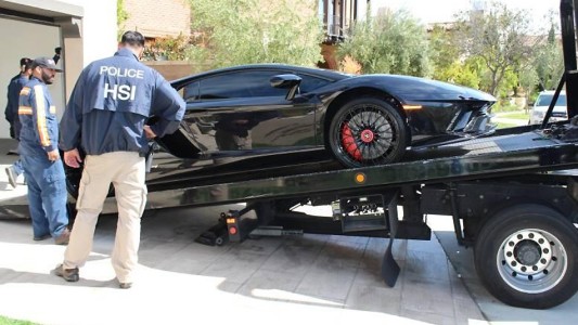 Usó cheques de ayuda del coronavirus para comprar autos de lujo