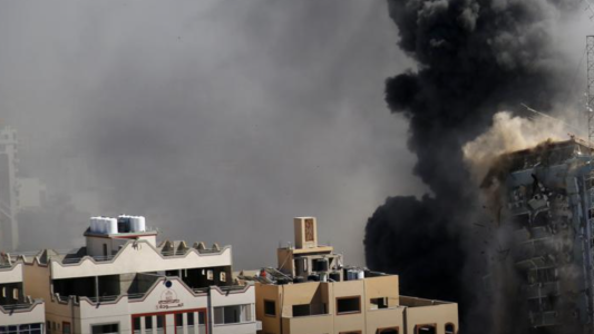 Video: minutos antes del ataque de Israel, el equipo de AP evacuó el edificio