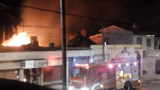 Devastador incendio en una maderera de Los Plátanos