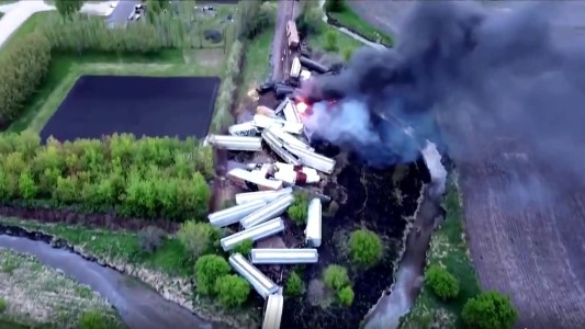 Impresionante descarrilamiento de un tren con sustancias peligrosas