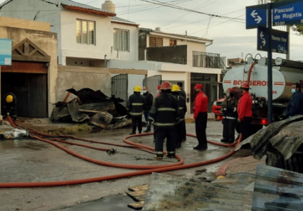 Incendio en maderera de Los Plátanos produjo pérdidas totales