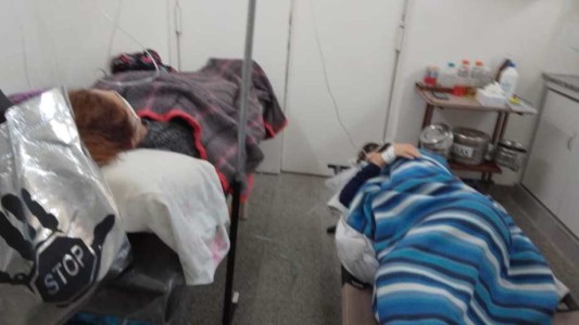 Pandemia en imágenes: un hospital de Río Negro tiene pacientes hasta en un catre