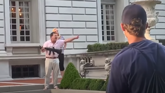 Abogado que se hizo famoso por apuntar con fusil a manifestantes se postulará al Senado de EEUU