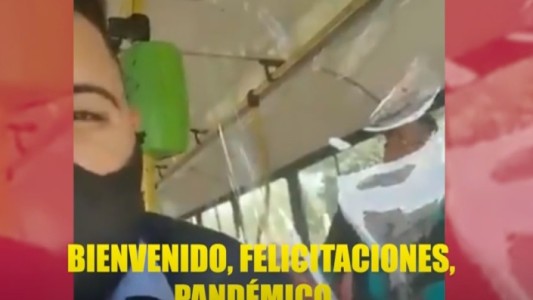 Video: colectivero se negó a seguir porque una pasajera no usaba el barbijo y ella lo escupió