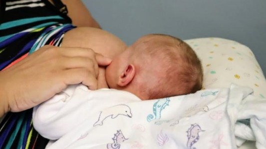 Le dieron una cachetada por darle el pecho a su bebé en público