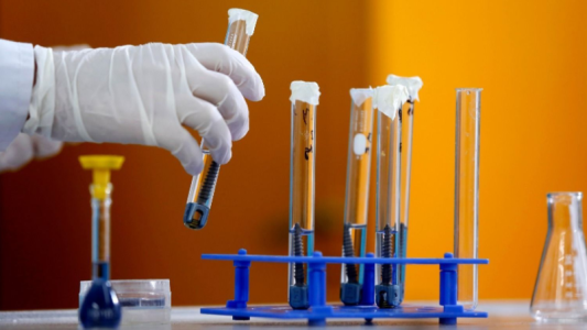 Suspendieron las matrículas de las bioquímicas que entregaban certificados truchos de covid-19