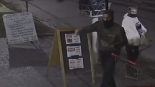Tres ladrones en una moto asaltaron a todos los que salían de comprar en un almacén