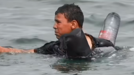 Video: el joven inmigrante que intenta llegar a España flotando con botellas de plástico en el mar