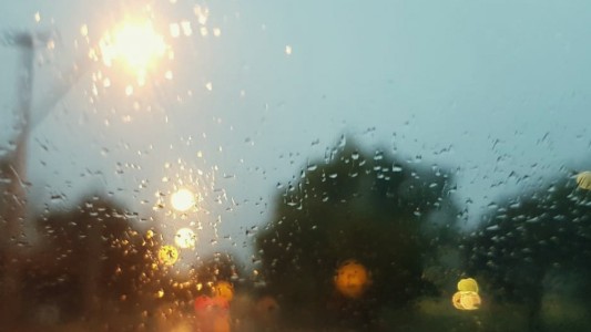 Ambiente húmedo, lloviznas intermitentes, máxima de 18°