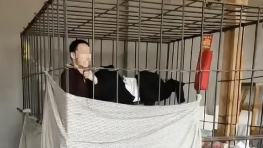 Encerró 17 años en una jaula a su hijo que padece trastornos mentales