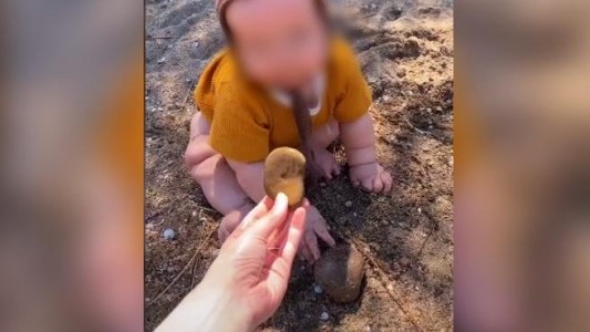 Polémica en la redes por la mamá que fomenta que su bebé coma arena y piedras