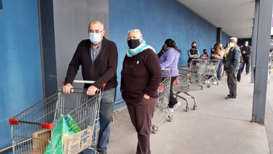 Largas colas en algunos supermercados