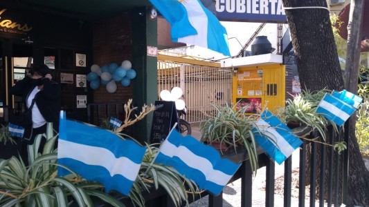 No recibirá clientes, pero igual adornó su local para el 25 de mayo