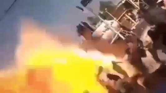 El momento en que explota un camión con combustible y deja decenas de heridos