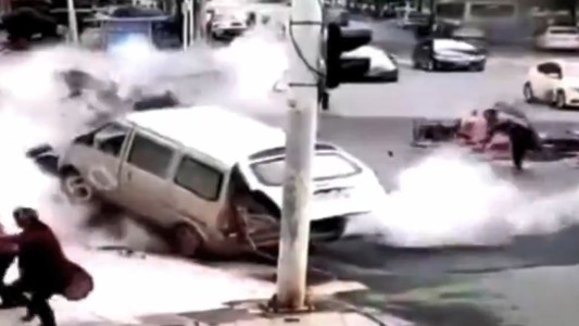 Así explotó el asfalto por una fuga de gas cuando una cuadrilla trabajaba en el lugar