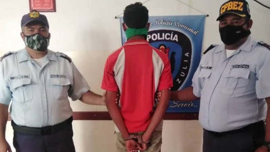 Mujer viajó y dejó a la hija al cuidado de su abuelo: el hombre la vendió a un violador