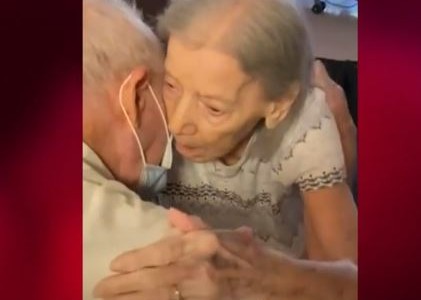 Video: Un abrazo que esperó casi un año