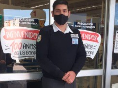 Gestos que contagian: perdió cinco mil pesos en un supermercado, un vigilador los halló y se los devolvió