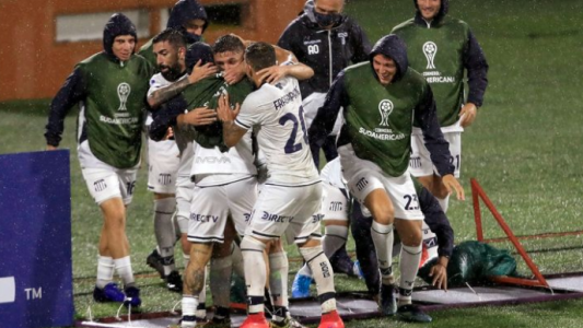 Talleres sorprendió a Emelec, ganó en Guayaquil y lo dejó fuera de la Sudamericana