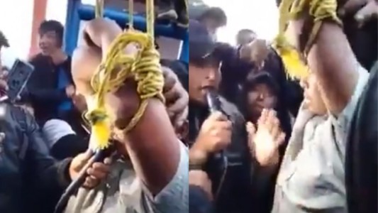 Video: vecinos detuvieron a un hombre, confesó un femicidio y lo obligaron a desenterrar el cuerpo de la víctima