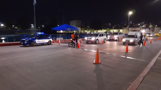 Así son los controles policiales en los puentes habilitados de Córdoba tras el horario de cierre