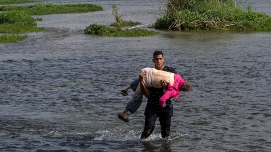 El joven migrante que cruzó de México a Estados Unidos cargando a una anciana venezolana