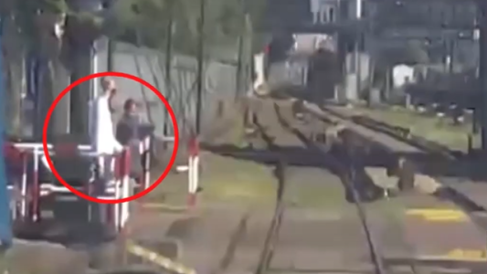 Impactante video: los reflejos de un chofer del tren impidieron que un adolescente se quite la vida