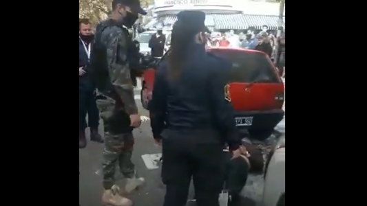 Vecinos atraparon a dos motochorros, los golpearon y recuperaron lo que habían robado