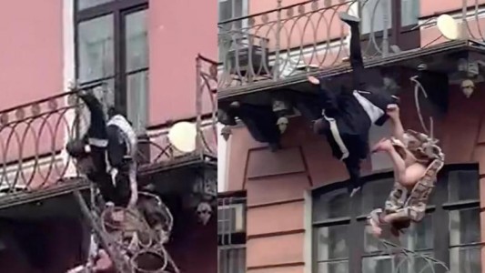 Pareja discutía en el balcón, rompieron la baranda y cayeron desde el segundo piso