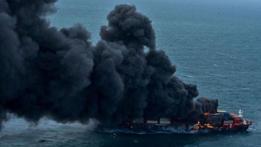El "peor desastre" ecológico marino de la historia de Sri Lanka tras el incendio de un buque de carga