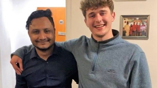 Video: el momento en que un mozo le salva la vida a un hombre que se había atragantado con un hueso de pollo