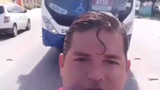Un Superman brasileño intentó frenar un colectivo con su mano, pero le salió mal