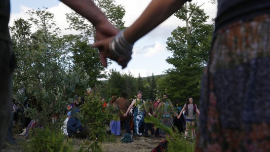La polémica familia Arcoiris: cientos de personas desnudas y sexo grupal sin descanso