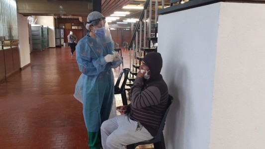 Fuerte caída de los contagios en Córdoba, aunque se registraron casi 3 mil casos de covid