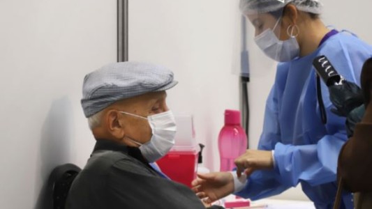 Las muertes de personas vacunadas aumenta en frecuencia, pero no se recopilan los casos