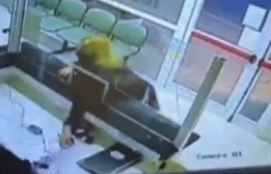 Video: Una mujer llegó tarde a un turno médico y rompió todo