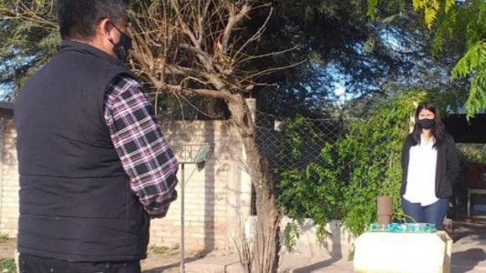 Por las restricciones, un profesor le tomó un final a una alumna en la vereda de su casa