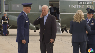 El blooper de Joe Biden al subir a un avión: se "peleó" con una cigarra